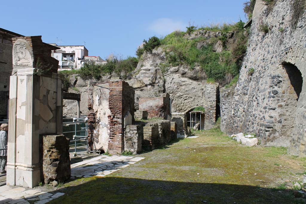 Decumanus Maximus, Herculaneum. March 2014. Looking west from four-sided Arch.
Foto Annette Haug, ERC Grant 681269 DÉCOR.